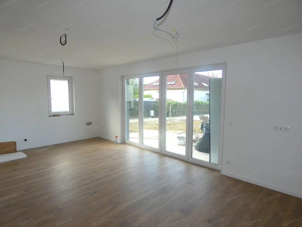 Megvételre kínálunk Pécelen egy újépítésű, HÓSZIVATTYÚS, teraszos, garázsos, 115 nm-es, 4 szobás ikerházat.