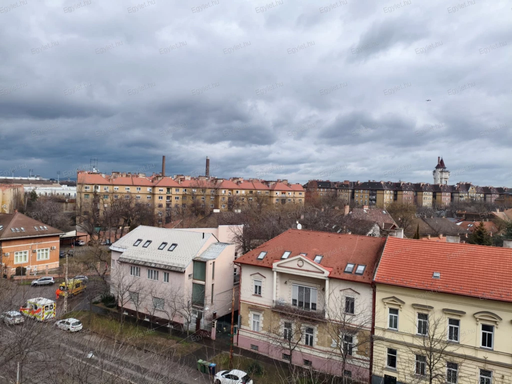 Eladó a 8. kerületben az Orczy úton egy felújítandó, hatodik emeleti, liftes, rendezett gazdasági viszonyokkal rendelkező társasházban lévő, 1 + 2 félszobás, 58 m2 -es, erkélyes panellakás.