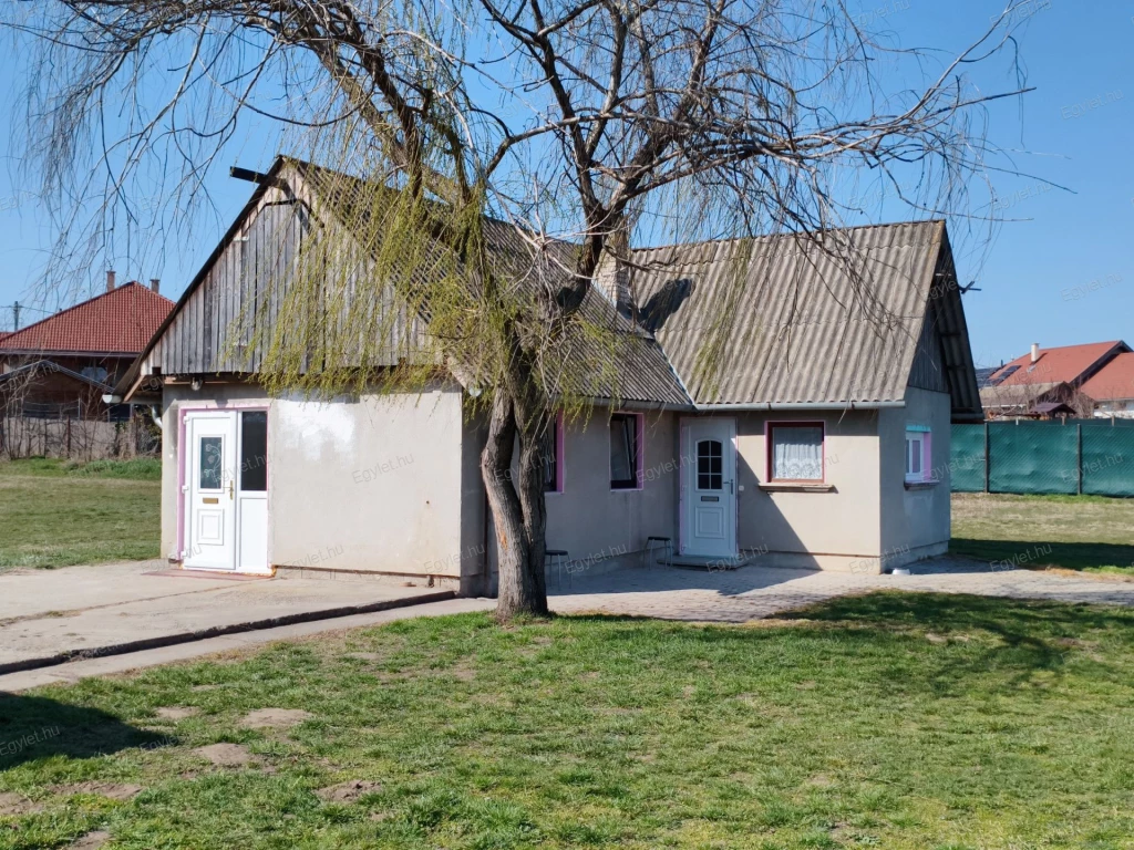 Megvételre kínálunk Kistarcsán 10 % -os beépíthetőséggel, egy 3355 nm-es közművekkel rendelkező telket egy 45 nm-es két szobás házzal, valamint további melléképületekkel.