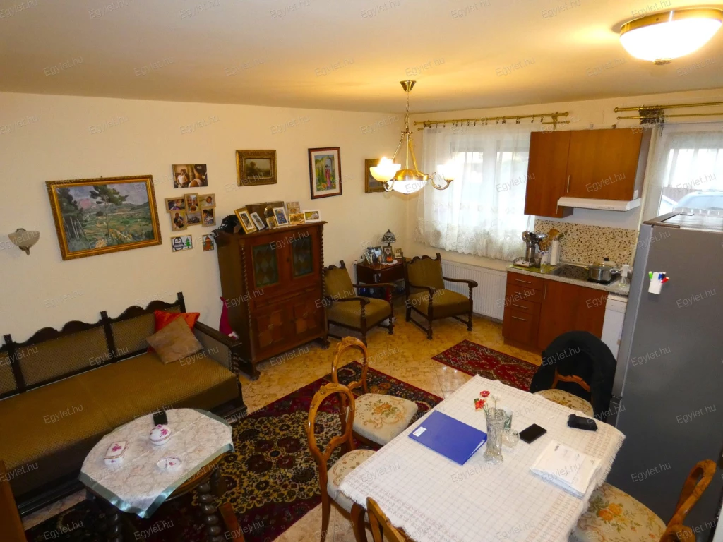 Megvételre kínálunk a 17. kerületben egy kitűnő állapotú, erkélyes 68 nm-es, 3 szobás, összkomfortos, téglából épült sorház egyik középső lakását. Az ingatlan 2006-ban épült, nagyon jó elosztású, tága