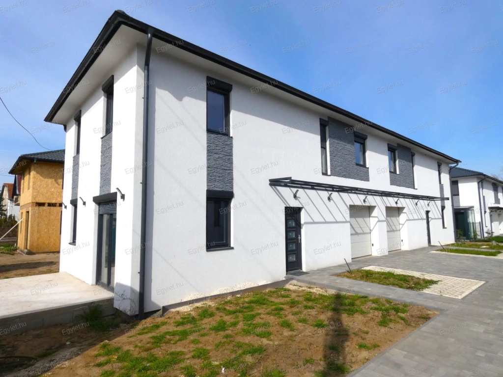 Megvételre kínálunk a 17. kerület egyik legszebb részén, Rákoscsaba-Újtelepen, egy modern, könnyűszerkezetes, garázsos, NAPELEMES, teraszos, 118 nm-es, 4 vagy 5 szobás, gardróbos, 2 fürdős újépítésű i