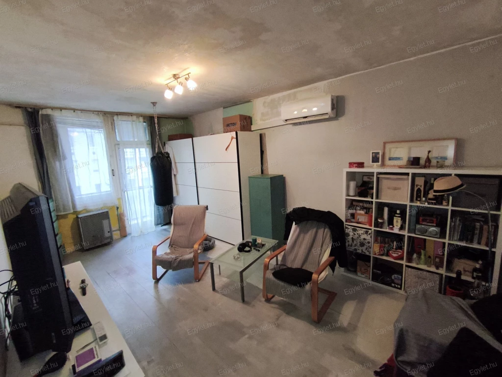 Eladó a 14. kerületben egy csúsztatott zsalus, KLÍMÁS, felújítandó, harmadik emeleti, rendezett gazdasági viszonyokkal rendelkező társasházban lévő, 3 szobás, 56 m2 -es, erkélyes lakás.