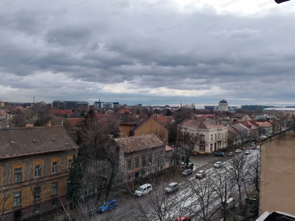 Eladó a 8. kerületben az Orczy úton egy felújítandó, hatodik emeleti, liftes, rendezett gazdasági viszonyokkal rendelkező társasházban lévő, 1 + 2 félszobás, 58 m2 -es, erkélyes panellakás.