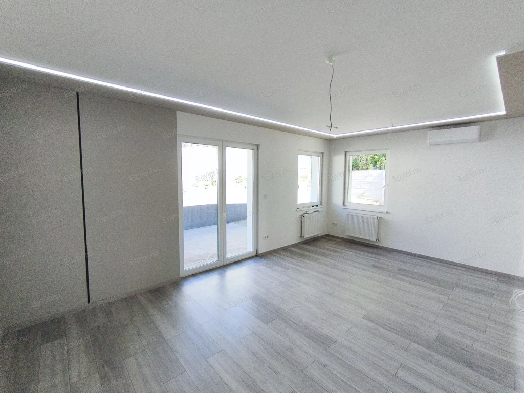Megvételre kínálunk Pécelen, gyönyörű környezetben egy új építésű, panorámás, teraszos, 4 szobás, dupla garázsos, 140 m²-es ikerházat. A ház tájolása és elosztása kiváló, tágas, világos, nyitott nagy