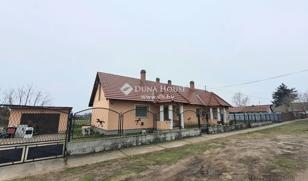 Eladó ház, Törtel