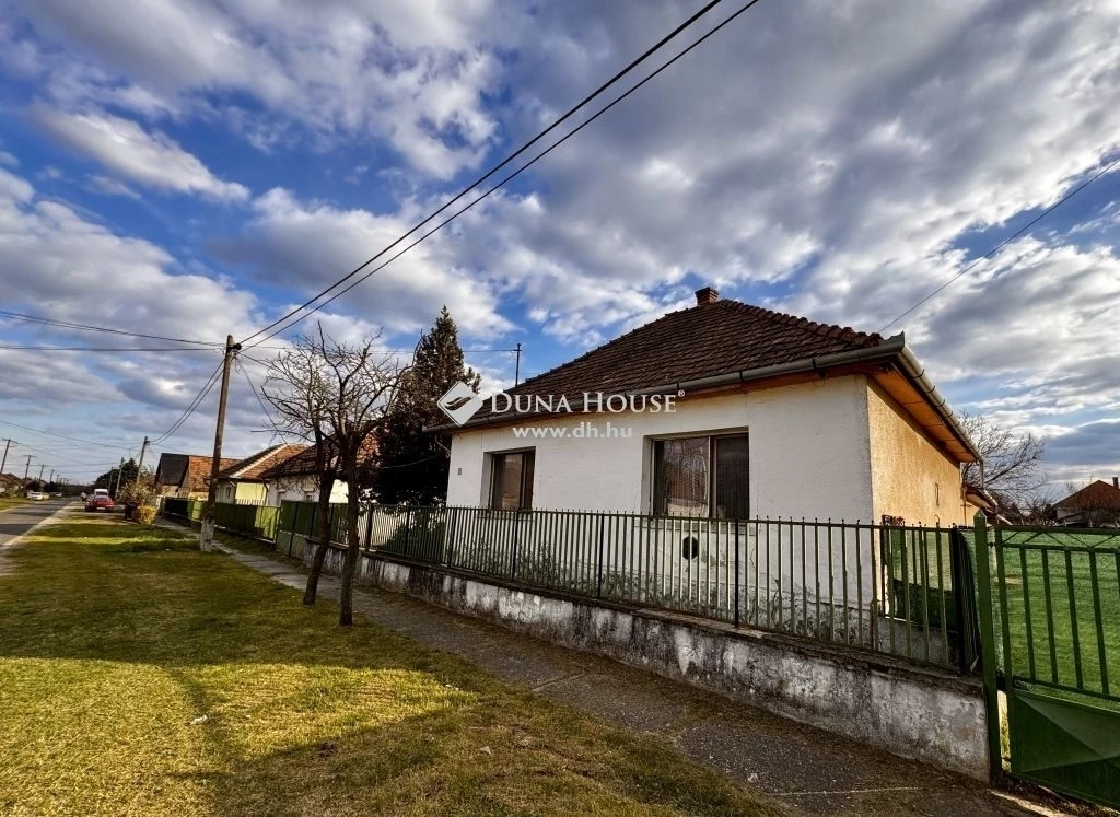 Eladó ház, Tápióság