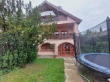 Eladó ház, Erdőkertes
