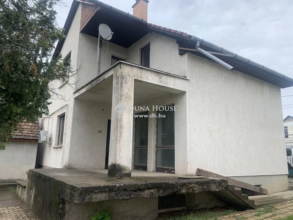 Eladó ház, Erdőkertes