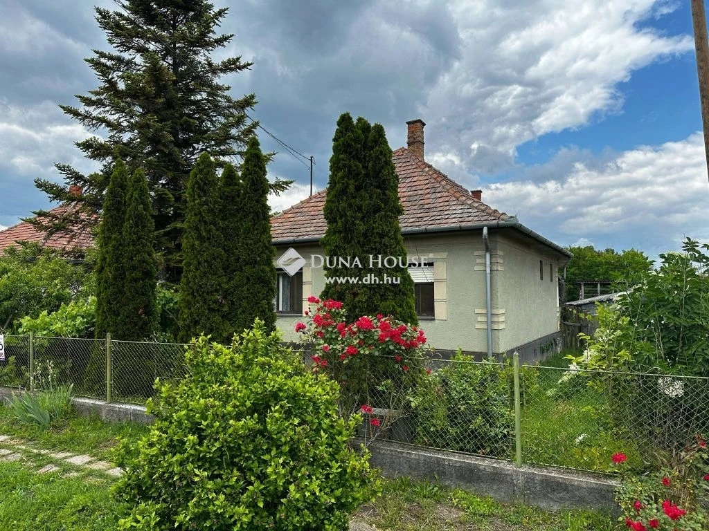 Eladó ház, Cece