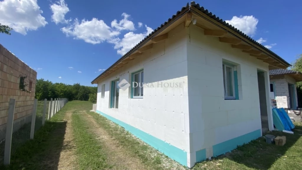 Eladó ház, Nagykáta