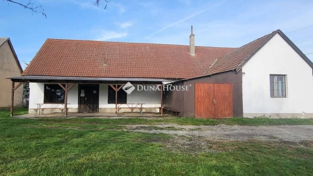 c3-1-name c2-1-name, Nagyvenyim, Virágos utca