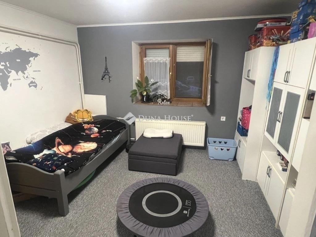 c3-1-name c2-1-name, Nagykarácsony, Alkotmány utca