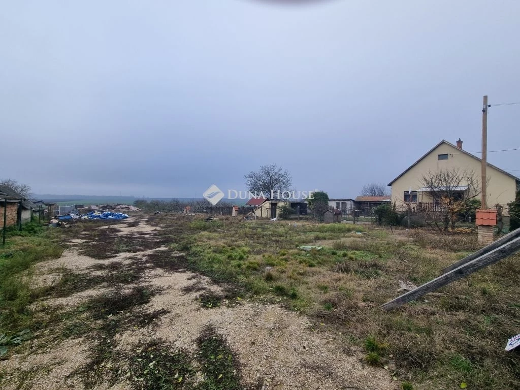 Eladó telek, Iváncsa