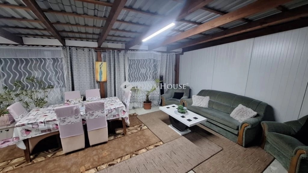 c3-1-name c2-1-name, Sárbogárd, Ősz utca