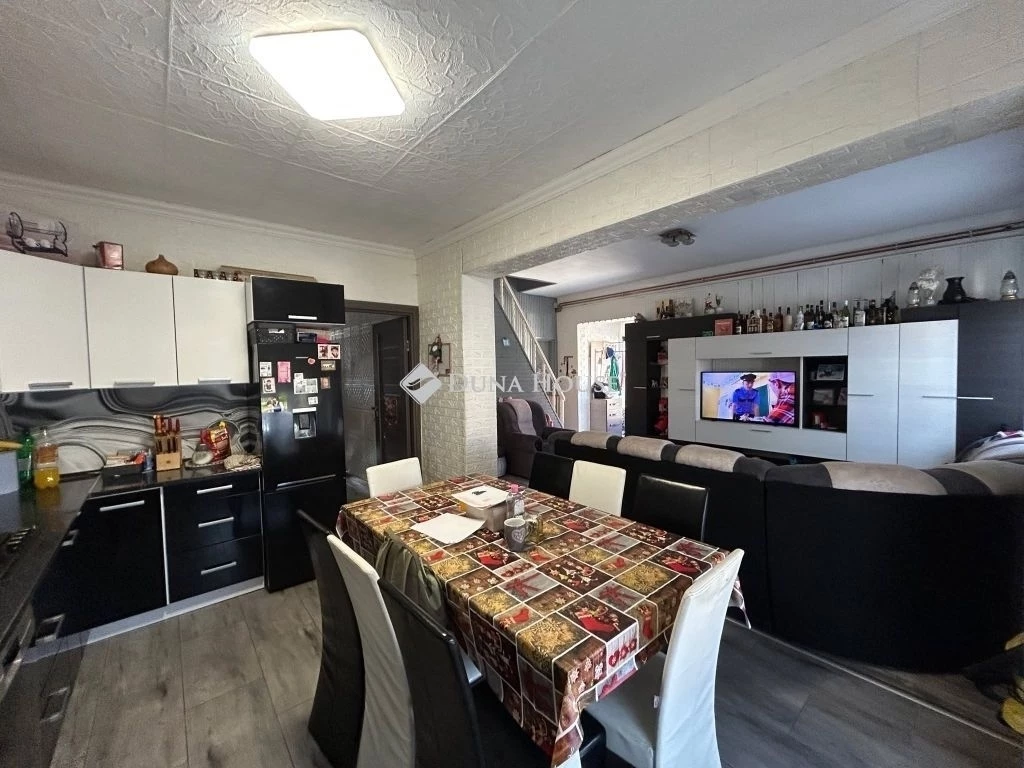 Eladó ház, Újhartyán