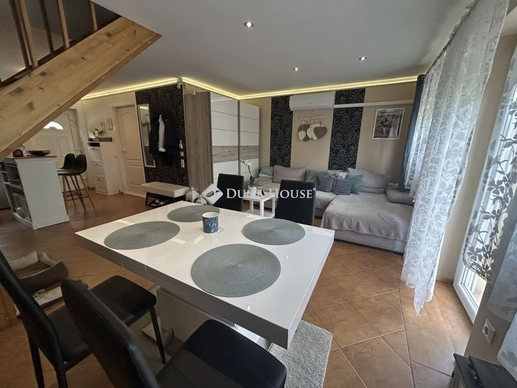 Eladó ház, Újlengyel