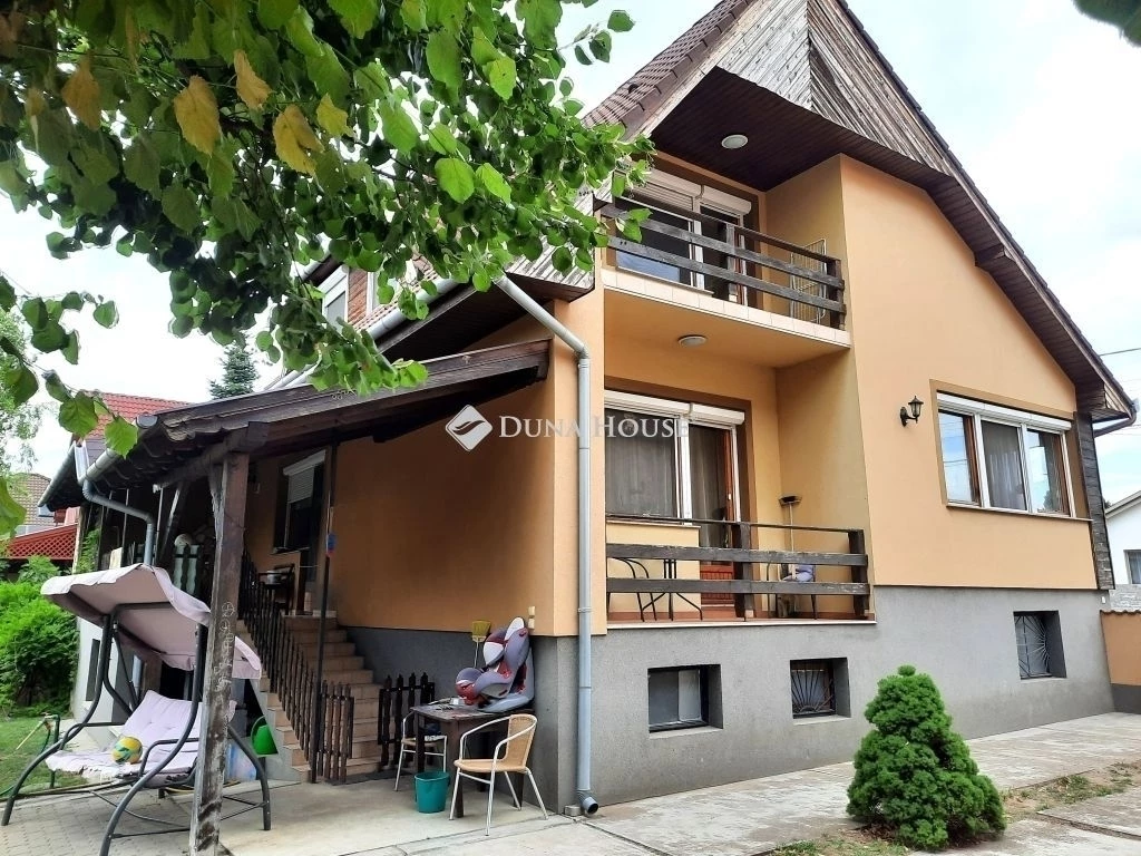 Eladó ház, Újhartyán