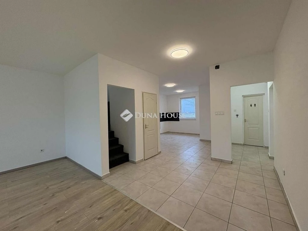 Eladó ház, Újlengyel