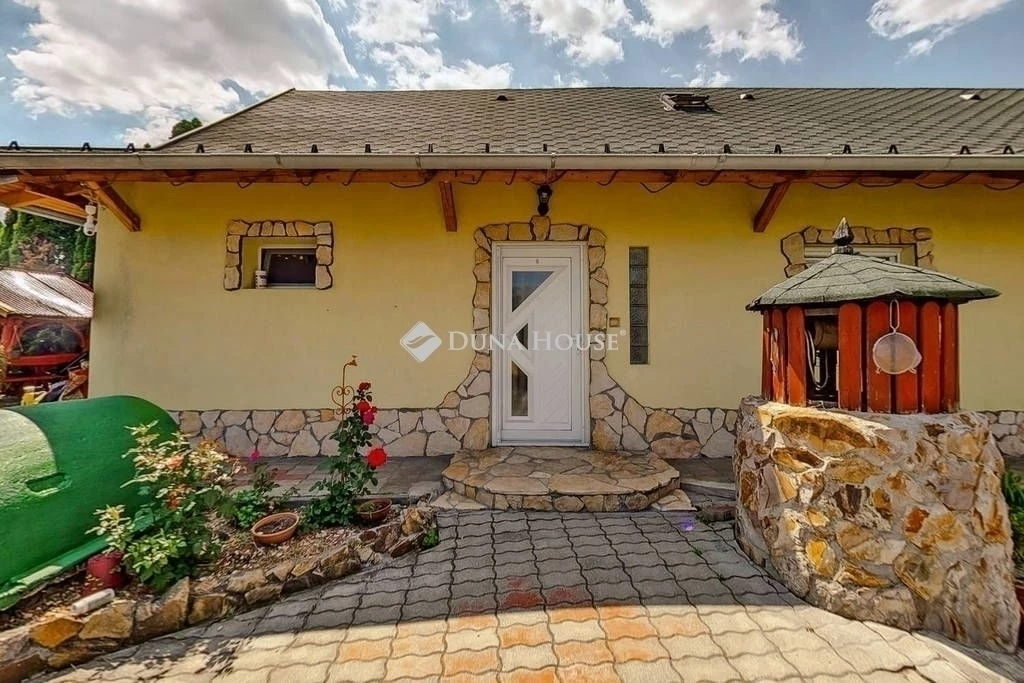 Eladó ház, Mende