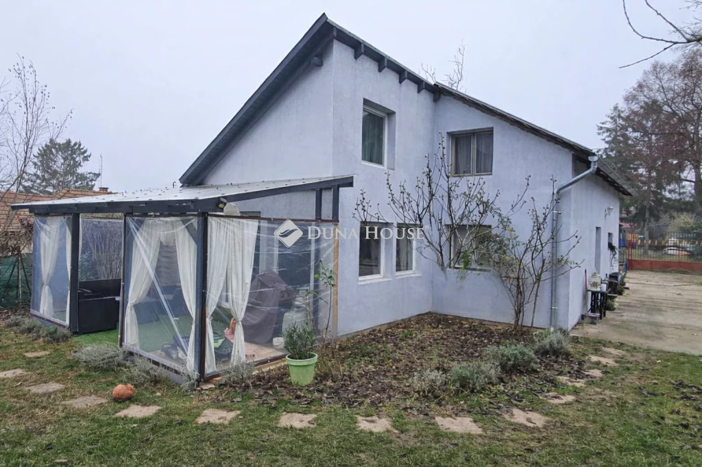 Eladó ház, Erdőkertes