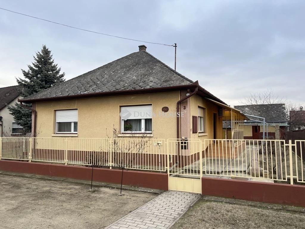Eladó ház, Monorierdő