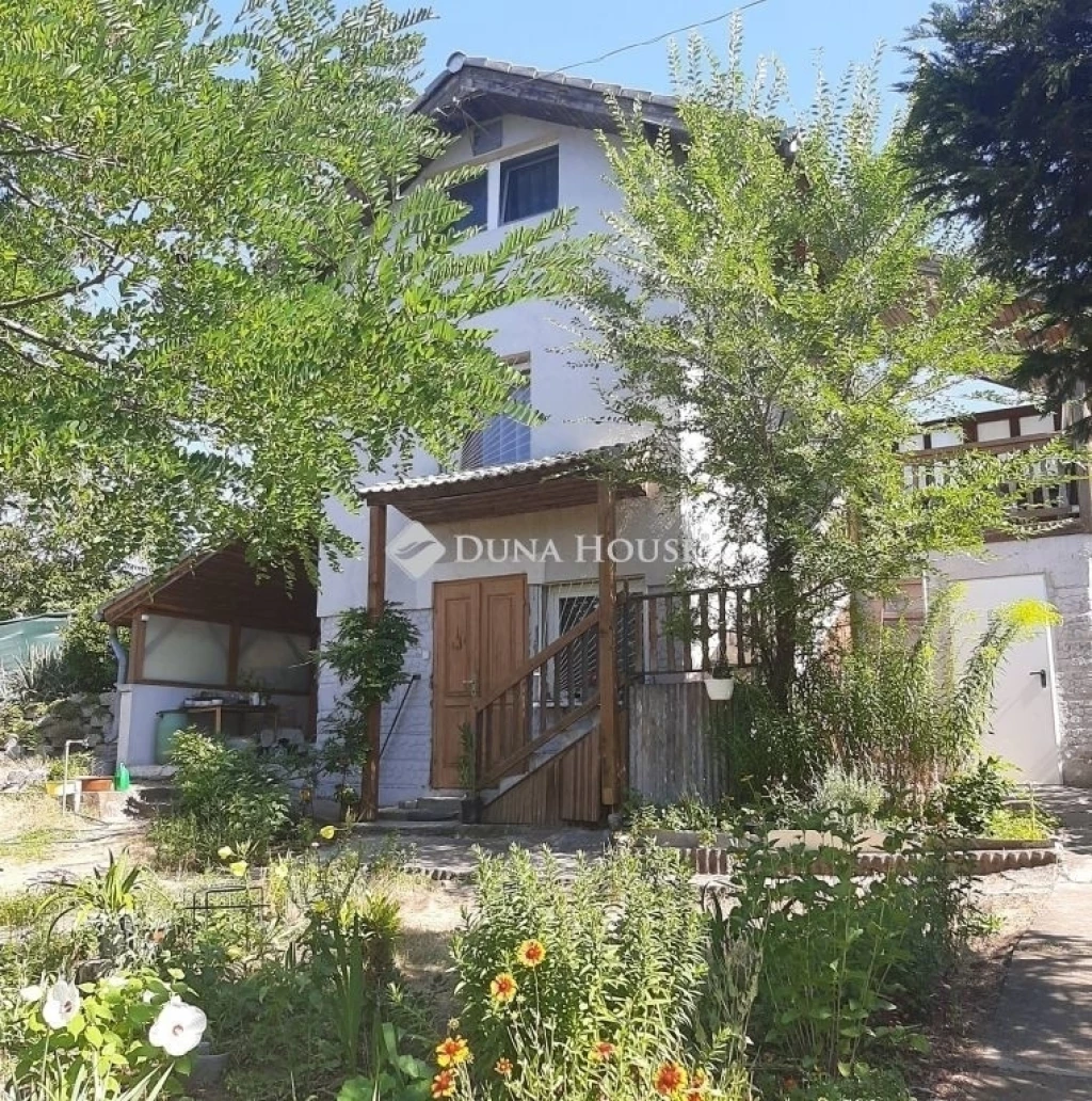 Eladó ház, Erdőkertes