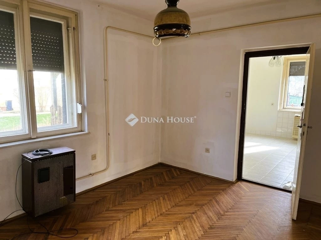 Eladó lakás, Ócsa