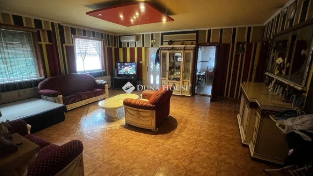 c3-1-name c2-1-name, Dunaújváros, Arany János utca