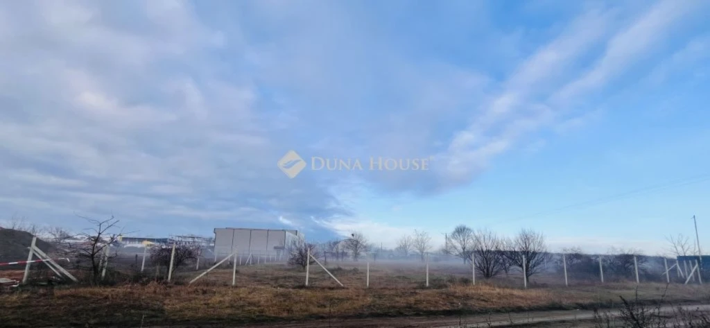 Eladó telek, Maglód