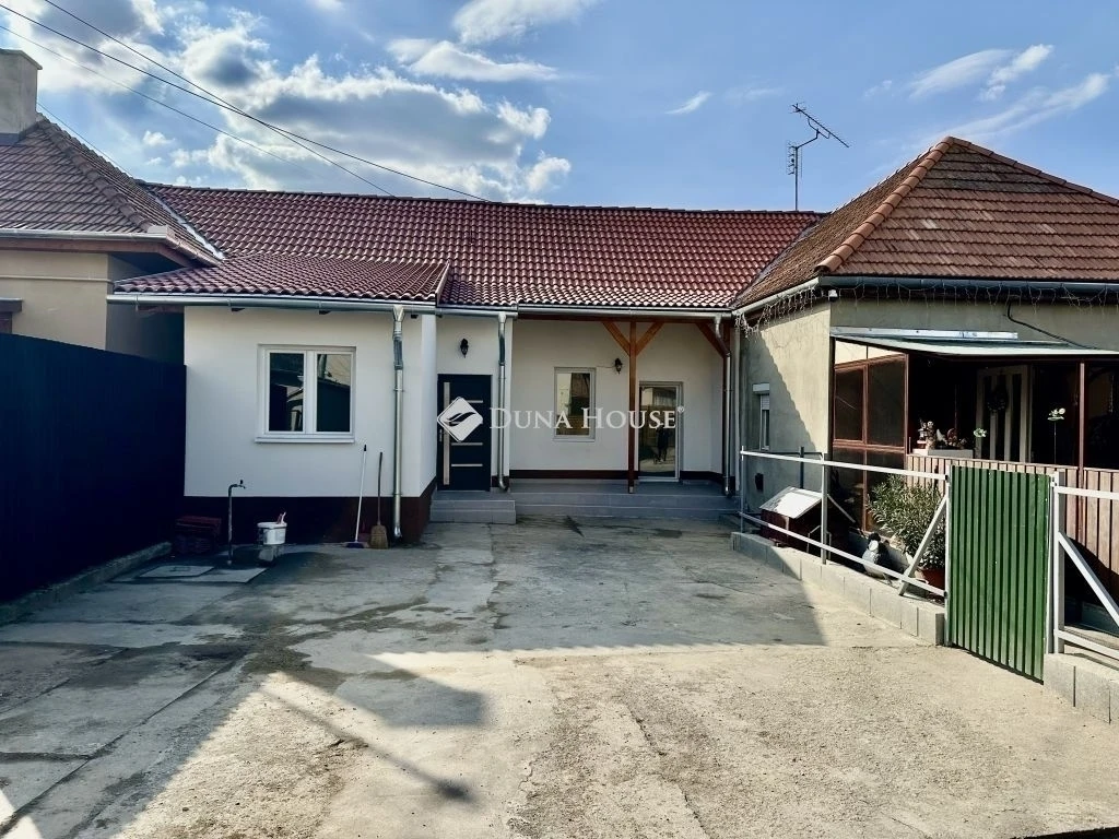 Eladó ház, Pécel
