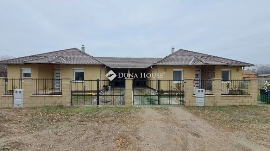 c3-1-name c2-2-name, Nyáregyháza