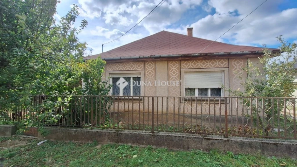 c3-1-name c2-1-name, Előszállás, Fő tér