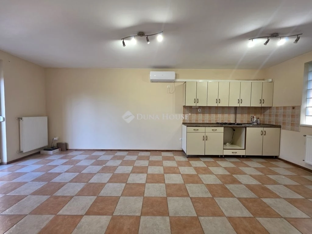 Eladó lakás, Gyömrő