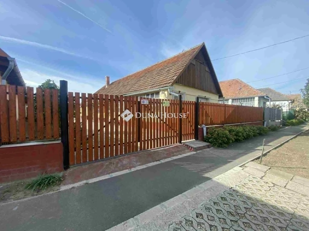 Eladó ház, Zsámbok