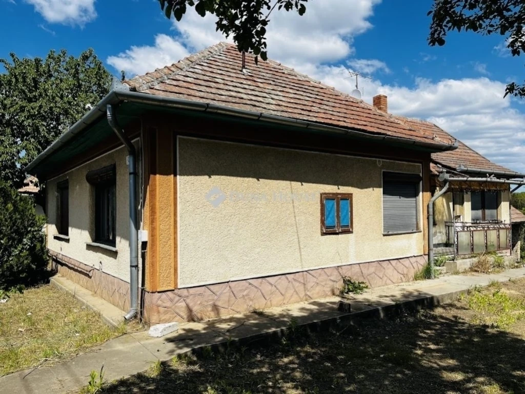 Eladó ház, Kóka