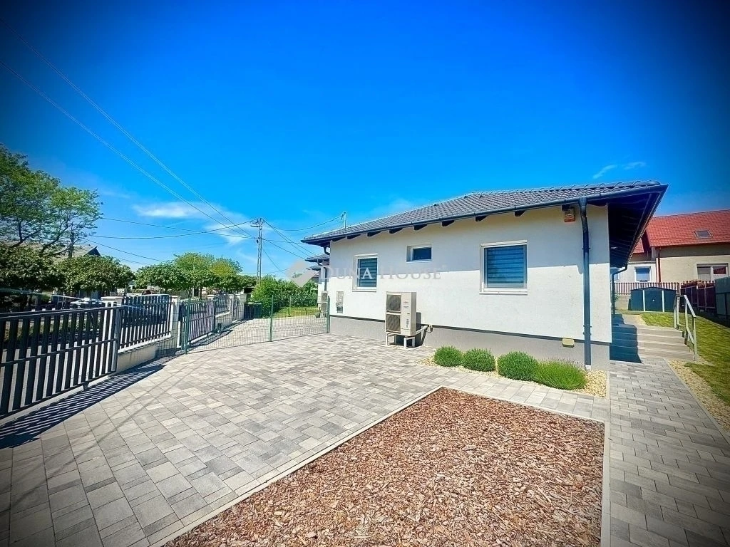 Eladó ház, Ecser