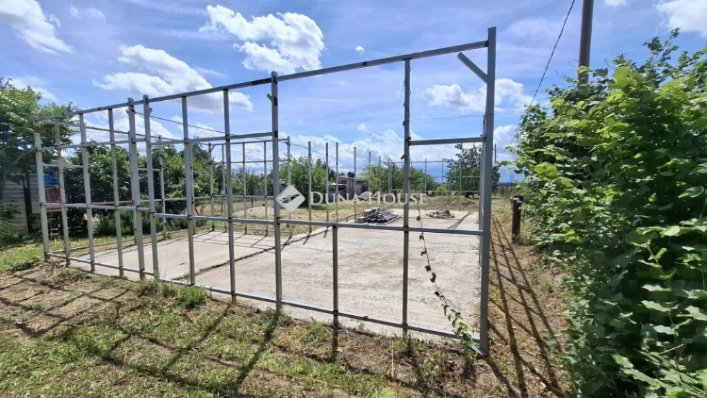 Eladó telek, Kulcs