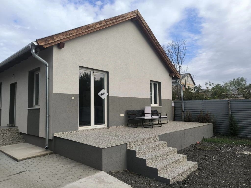 Eladó ház, Üllő