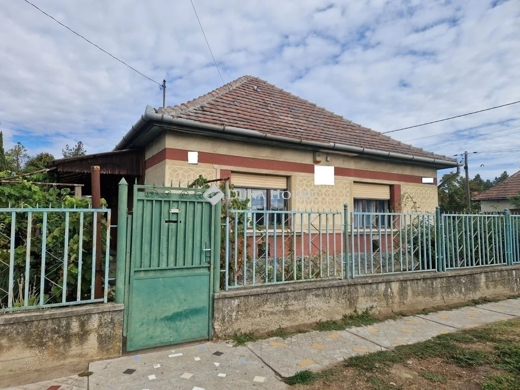 Eladó ház, Monor