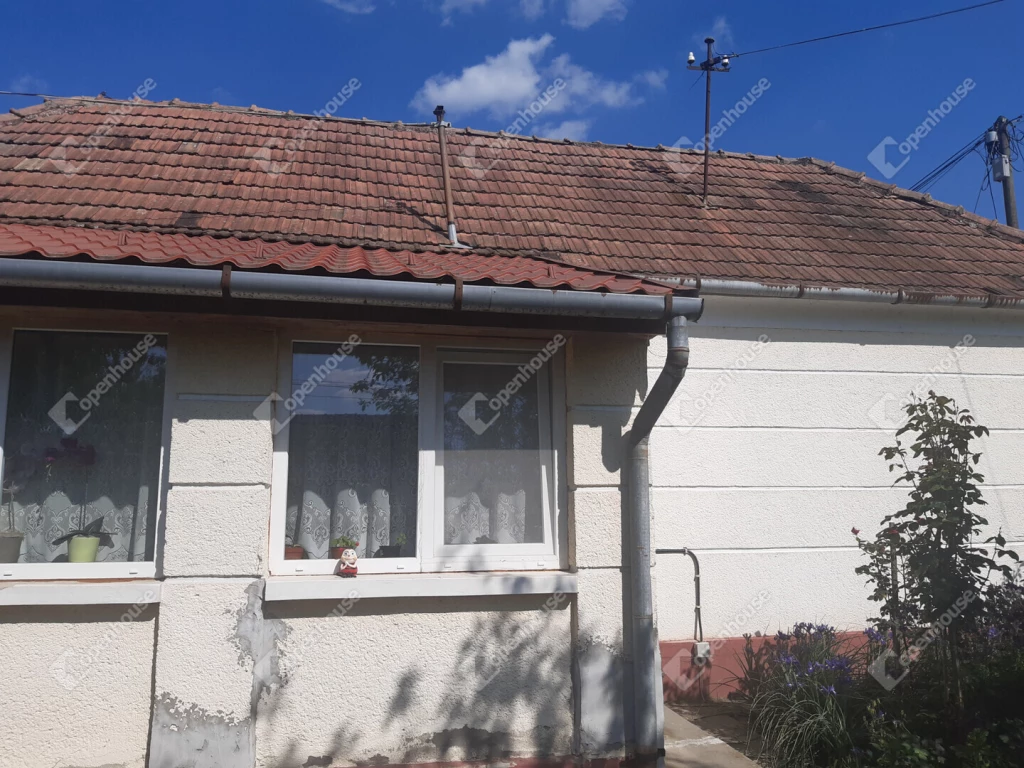 Eladó egy takaros, sokoldalúan hasznosítható porta Gelse nyugodt részén!
