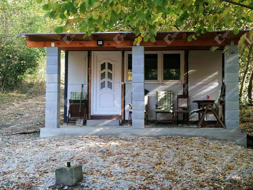 Eladó horgásztanya a Pacsai tónál – részjeggyel, teljes berendezéssel, kiváló elhelyezkedéssel!