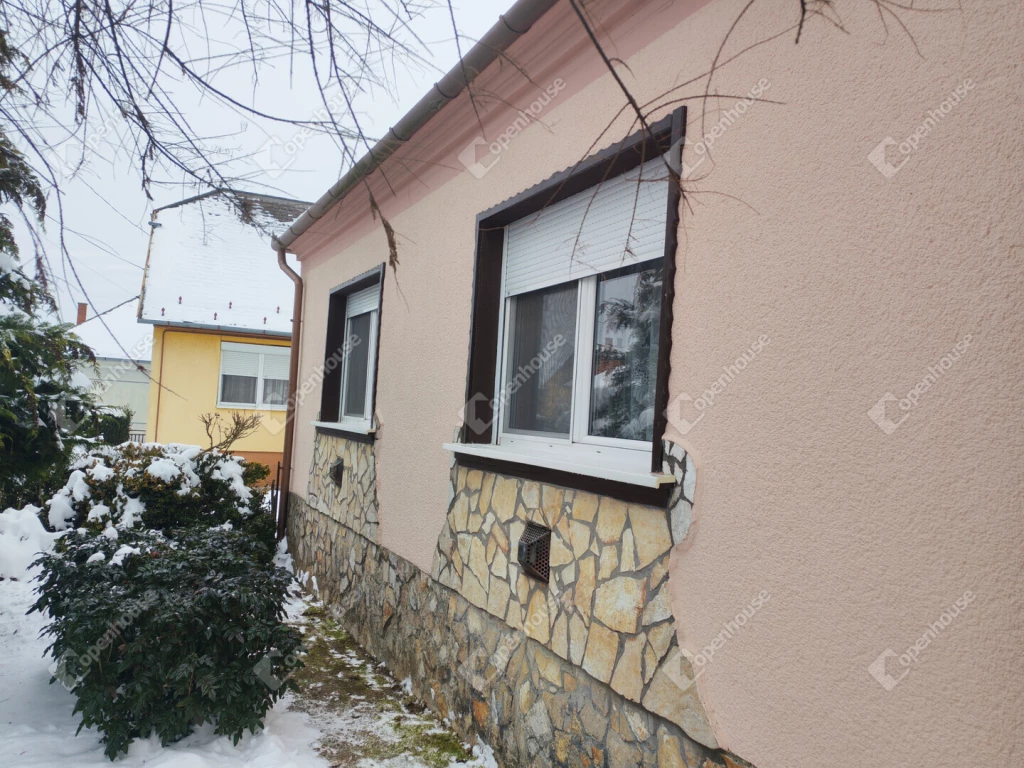 Becsehelyen ELADÓ 80 m²-es  klasszikus, időtálló „Kádár kocka”