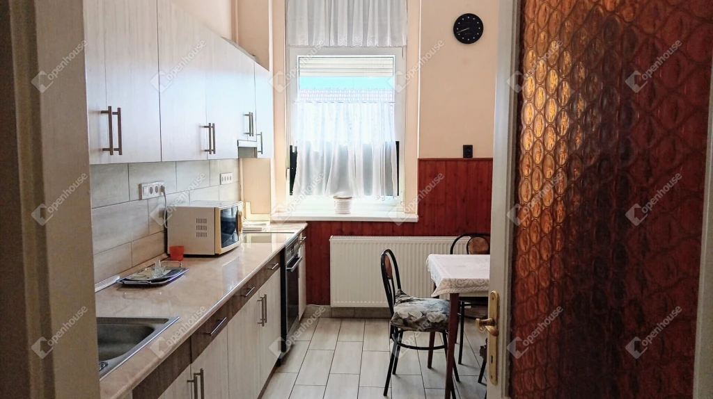 Frissen felújított otthon tágas terekkel a belvárosban!