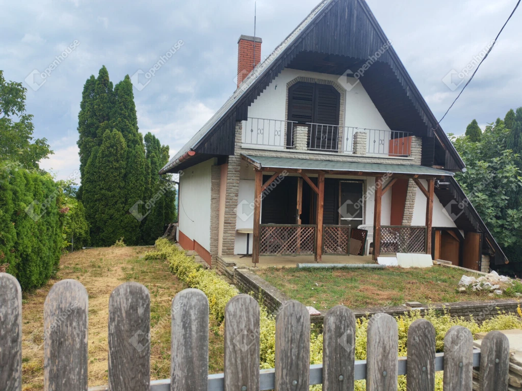 Örök panoráma, nyugalom és kiváló elhelyezkedés – különleges nyaraló eladó Lenti-hegyen!