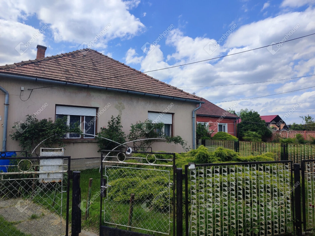CSALÁDI HÁZ A KERKA-VÖLGY SZÍVÉBEN – TÁGAS TELEK, NYUGALOM, KIVÁLÓ KÖZLEKEDÉS