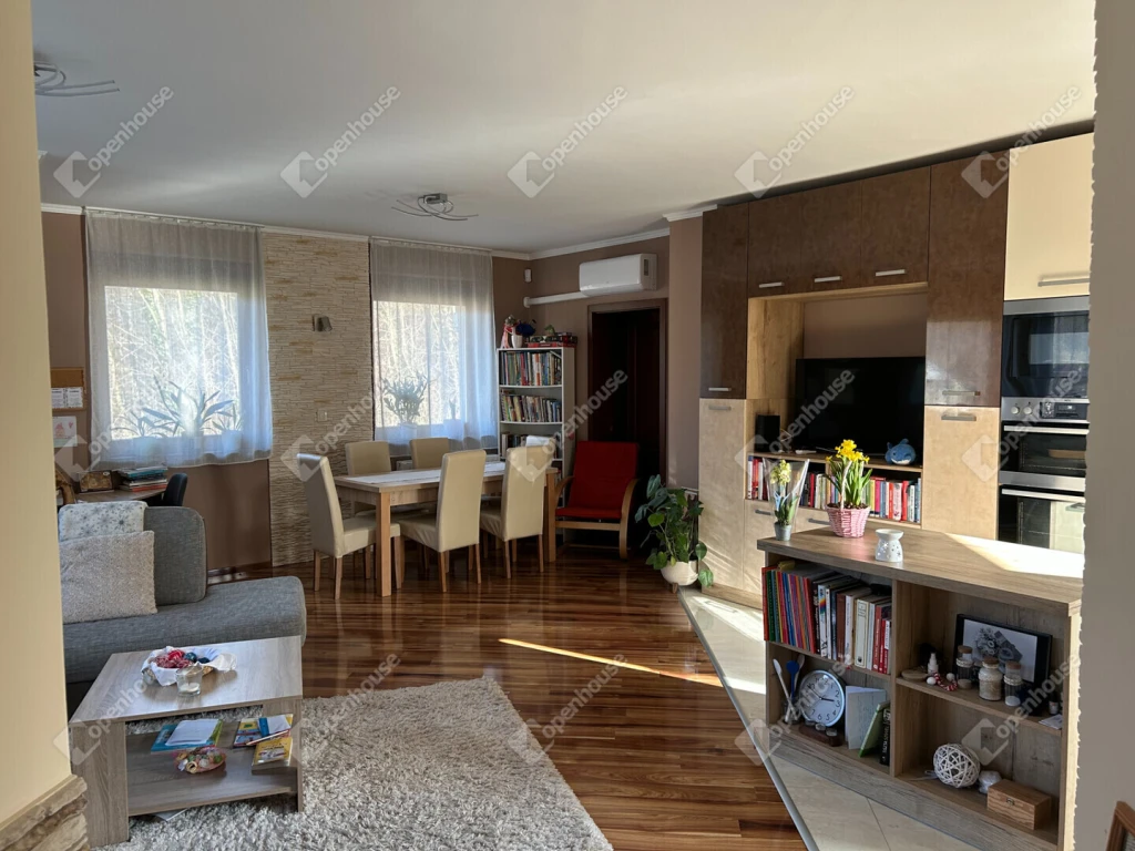 Kiadó Bázakerettyén panorámás családi ház!