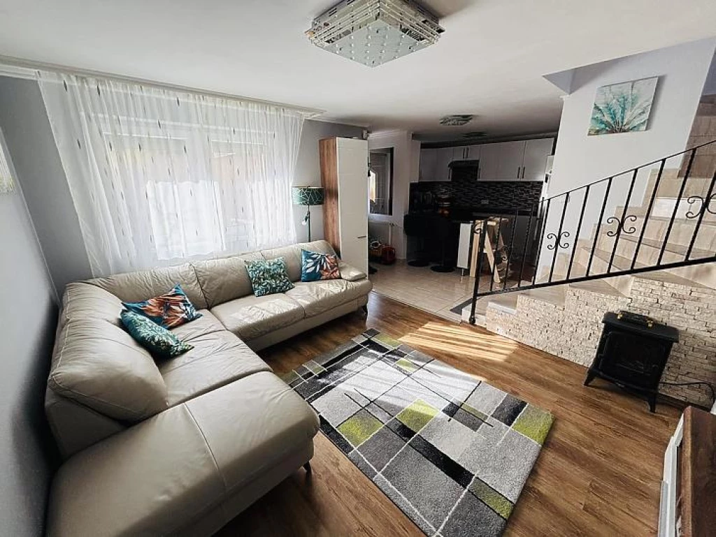 Eladó sorház, Fót