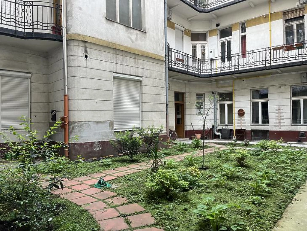 For sale brick flat, Budapest VI. kerület, Nagykörúton kívüli terület
