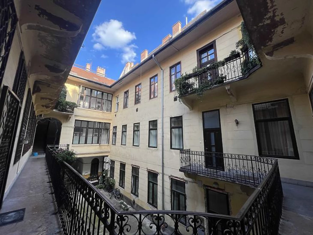 For sale brick flat, Budapest VI. kerület, Nagykörúton kívüli terület