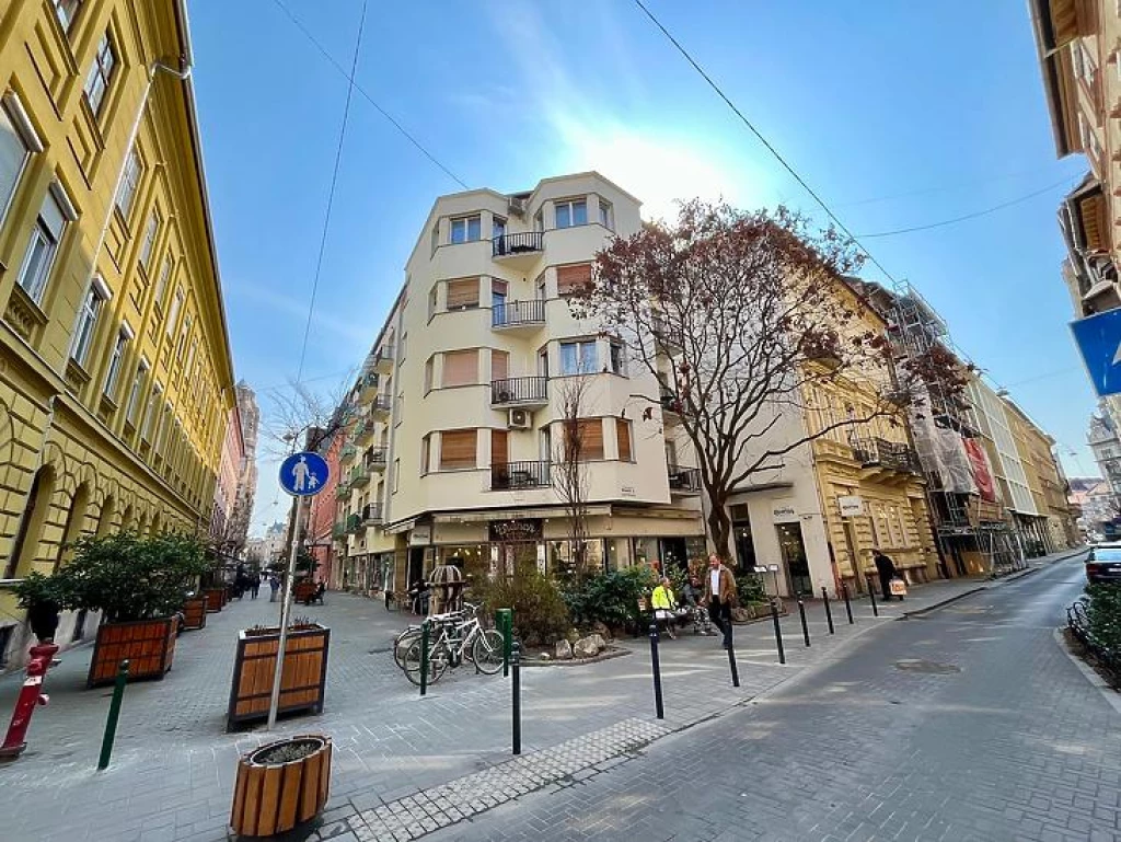 For sale brick flat, Budapest VI. kerület, Nagykörúton kívüli terület